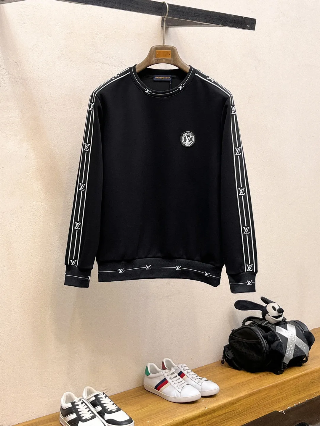 🅿️540 [LV Louis Vuitton] hot-selling suit is coming. Focus on the original version of the official website. 2025 new hot-selling round neck sweatshirt suit. The original order is the best 🇭🇰. It is the meticulous work of top designers for a fitting and perfect upper body effect. All-natural high-quality Tencel Roman cotton 100%, close-fitting comfort, noble and elegant! Original hardware embodies elegance and nobility! Counter size: M-3XL (maximum wear up to 190 pounds)